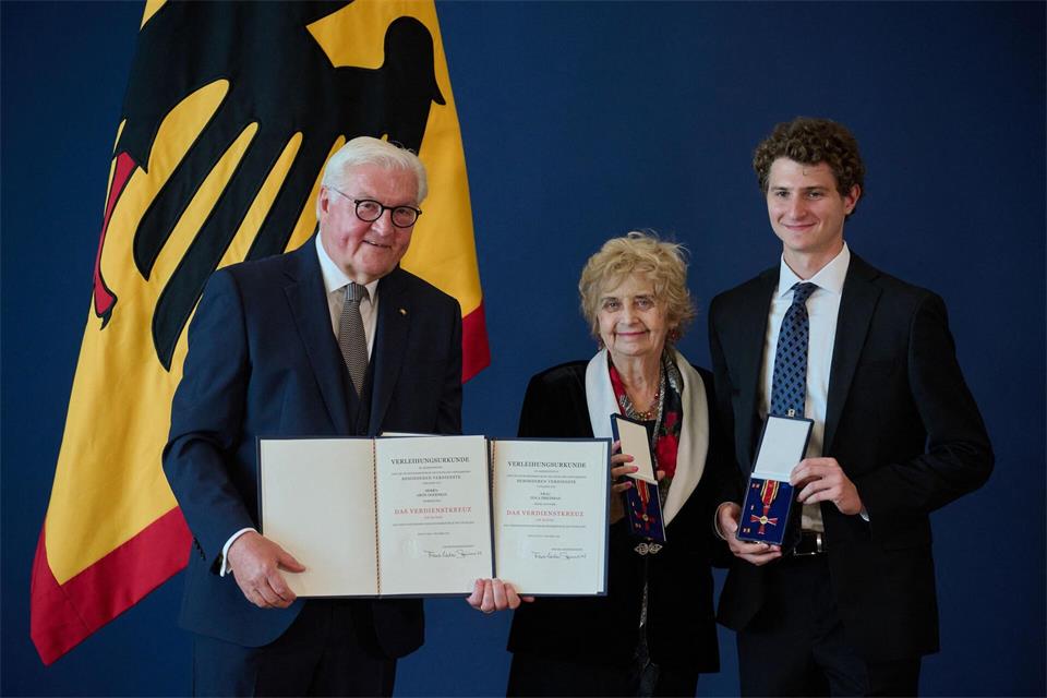 Die Holocaust-Überlebende Tova Friedman bekam gemeinsam mit ihrem Enkel Aron Goodman den Verdienstorden verliehen.Bernd von Jutrczenka/dpa