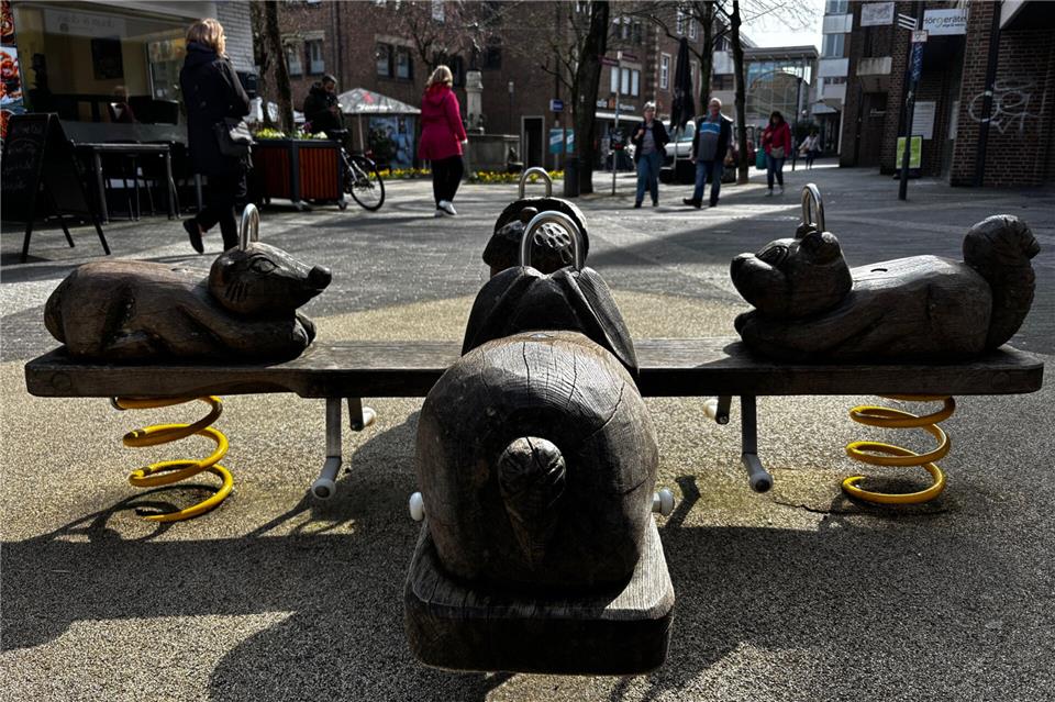 Die Holzwippe an der Ecke Kornmarkt/Goldstraße zieht in den Stadtpark um.