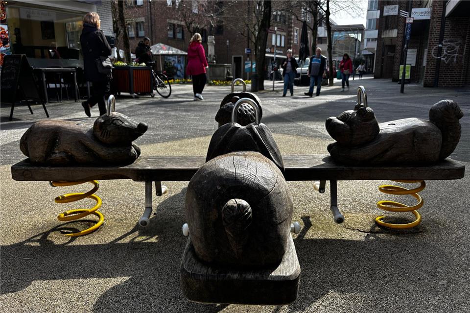Die Holzwippe an der Ecke Kornmarkt/Goldstraße zieht in den Stadtpark um.