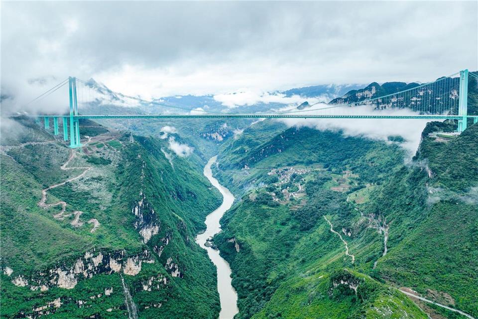 Die Huajiang Grand Canyon Bridge erreicht laut chinesischen Staatsmedien eine Höhe von bis zu 625 Metern.Ou Dongqu/XinHua/dpa