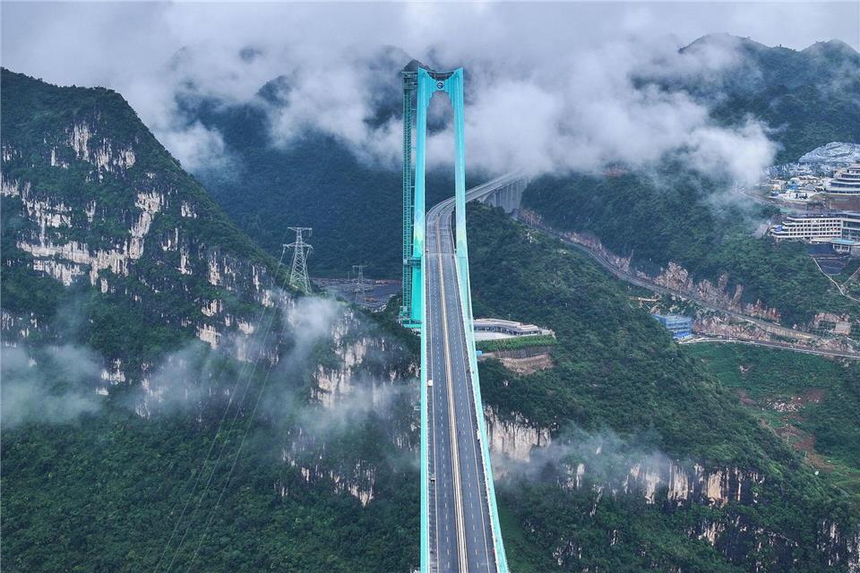 Die Huajiang Grand Canyon Bridge erreicht laut chinesischen Staatsmedien eine Höhe von bis zu 625 Metern.Yang Wenbin/XinHua/dpa