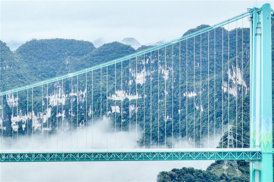Die Huajiang Grand Canyon Bridge erreicht laut chinesischen Staatsmedien eine Höhe von bis zu 625 Metern.Ou Dongqu/XinHua/dpa