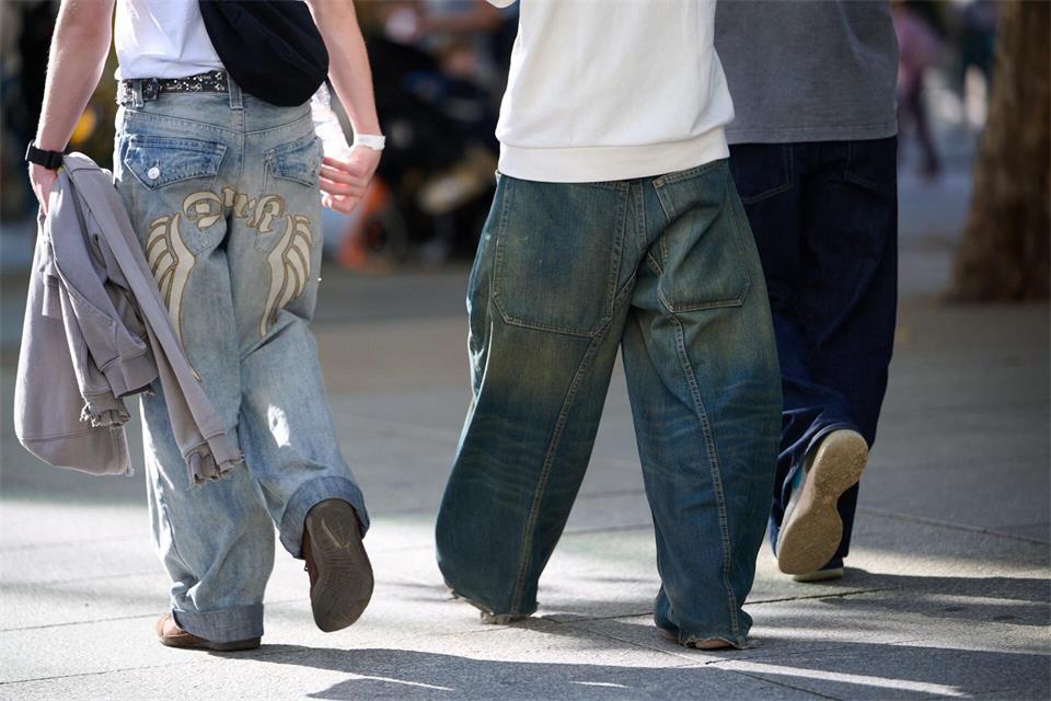 Die Hüfte sitzt auf der Hose, der Schritt hängt tief - ursprünglich kommt der Kleidungsstil aus der Hip-Hop-Kultur.Katharina Kausche/dpa