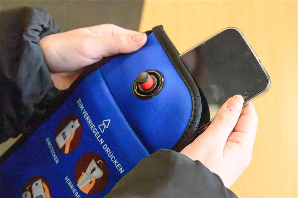 Die Hüllen sollen die Handynutzung reduzieren.Swen Pförtner/dpa