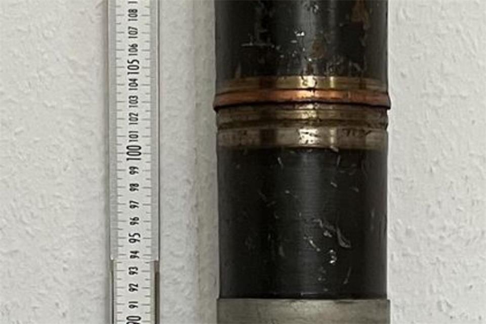 Die Hülse misst 1,35 Meter. (Handout) Polizeipräsidium Freiburg/dpa