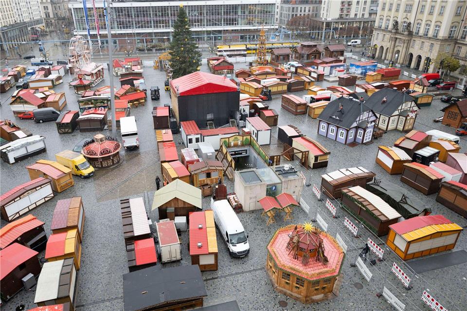 Die Hütten für den 590. Dresdner Striezelmarkt sind bereits aufgebaut.Sebastian Kahnert/dpa