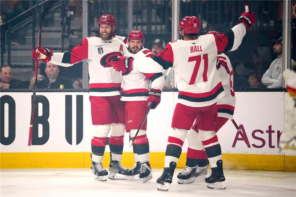 Die Hurricanes jubelten fünf Mal in Las Vegas - das reichte zum Ausgleich in den Stanley Cup Finals.John Locher/AP/dpa