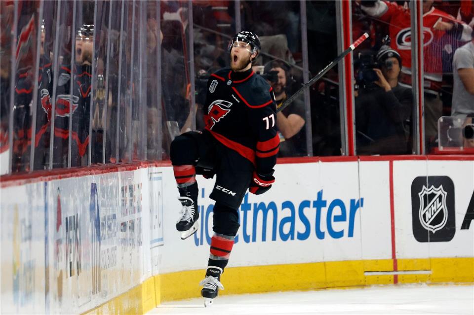 Die Hurricanes lagen 0:2 hinten und gewannen das zweite Duell mit den Golden Knights dennoch.Karl B DeBlaker/AP/dpa