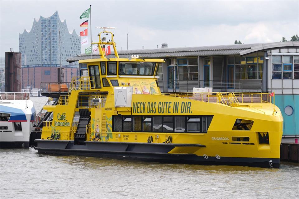 Die Hybridfähre „Grasbrook“ der Hadag verkehrt im Hafen. (Archivbild) Marcus Brandt/dpa
