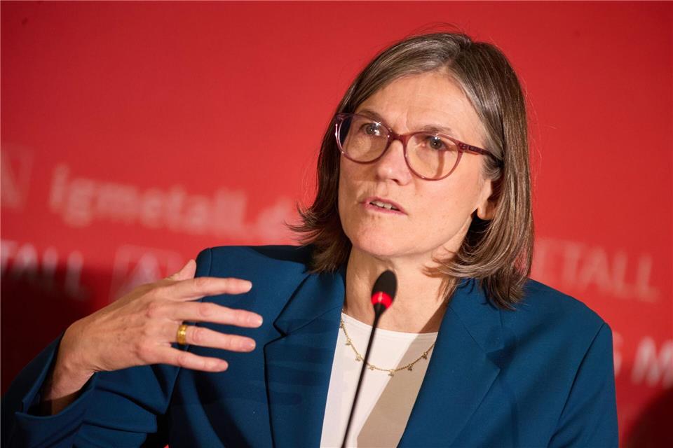 Die IG-Metall-Chefin fordert ein Standortbekenntnis von Unternehmen - und ein Ende von Debatten über vermeintlich faule Beschäftigte. (Archivbild)Georg Wendt/dpa