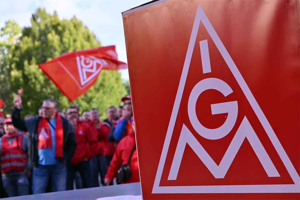 Die IG Metall Mitte kritisiert das bisherige Angebot der Argbeitgeber der Metall- und Elektroindustrie in Thüringen. Martin Schutt/dpa