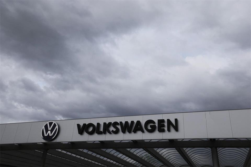 Die IG Metall begrüßt das Engagement der sächsischen Regierung zum Erhalt des Zwickauer VW-Standortes, lehnt eine Einmischung der Politik in die Tarifautonomie aber strikt ab. (Archivbild)Bodo Schackow/dpa