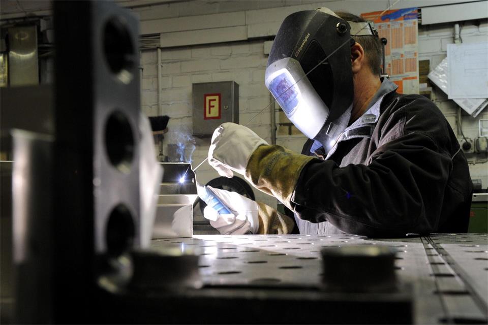 Die IG Metall fordert fünf Prozent mehr Geld für die Beschäftigten der Metall- und Elektroindustrie. (Symbolbild)Carsten Rehder/dpa