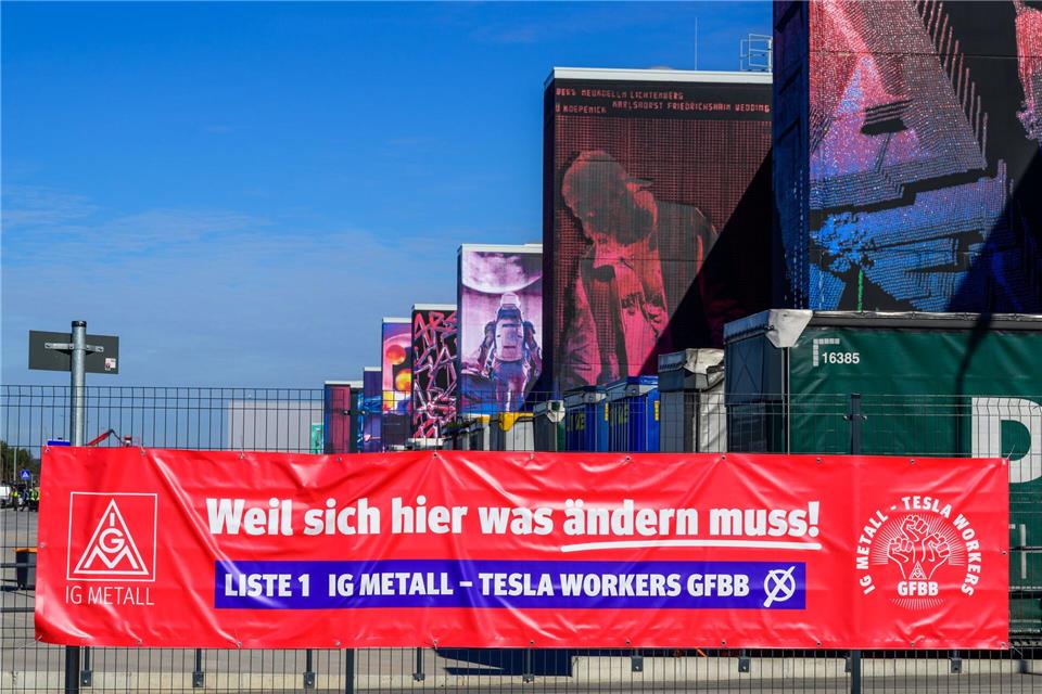 Die IG Metall geht gegen die Betriebsratswahl bei Tesla vor (Archivbild).Patrick Pleul/dpa