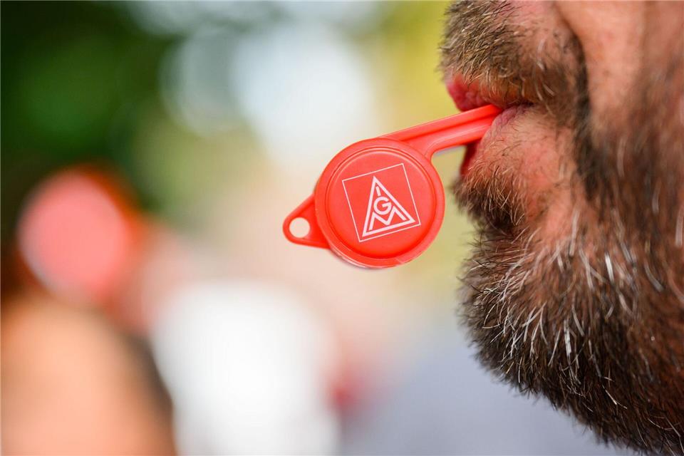 Die IG Metall hat Proteste gegen die Pläne für Stellenabbau bei IAV angekündigt. (Symbolbild) Julian Stratenschulte/dpa