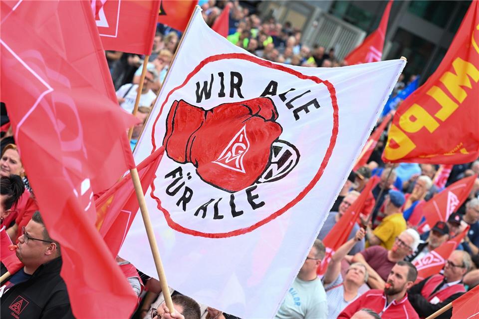 Die IG Metall kündigte an, den Druck auf den Vorstand wenn nötig erhöhen zu wollen. Lars Penning/dpa
