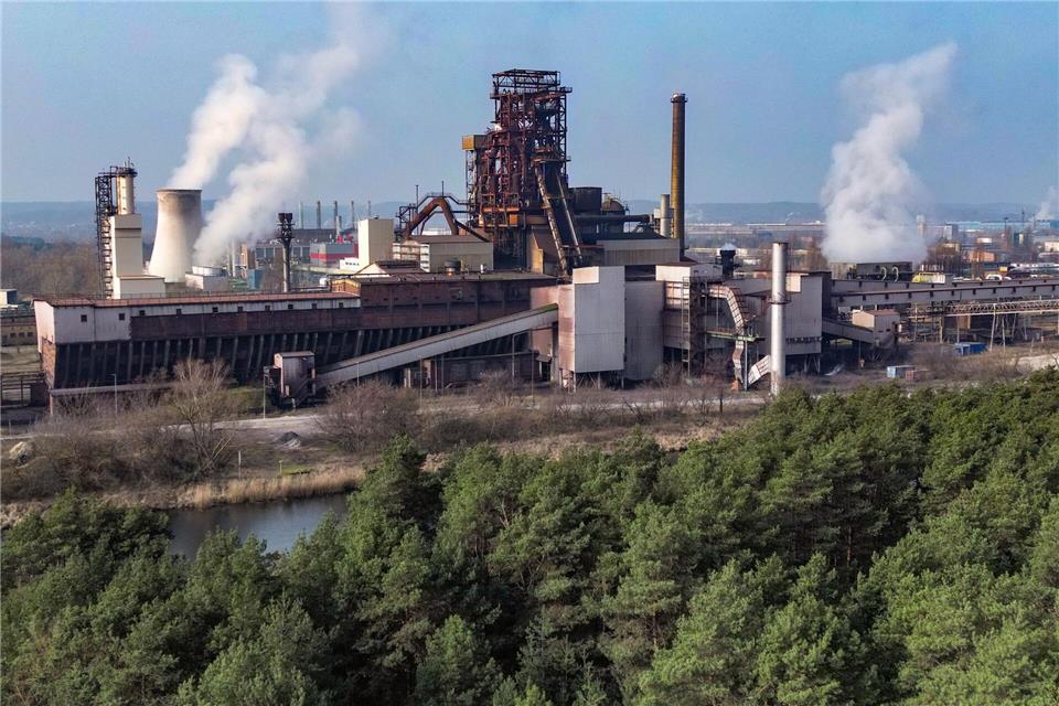 Die IG Metall setzt sich für den Erhalt des Werks von ArcelorMittal in Eisenhüttenstadt ein. (Archivbild)Patrick Pleul/dpa