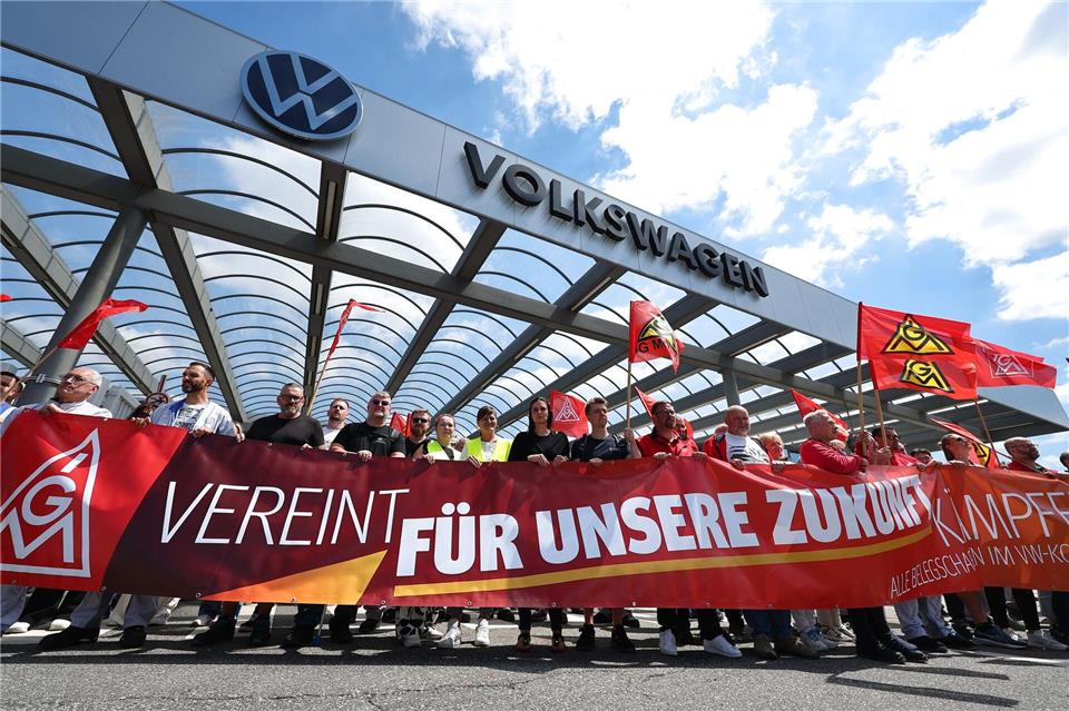 Die IG Metall sieht für ein VW-Gesamtkonzept die Konzernführung in der Pflicht. Jan Woitas/dpa