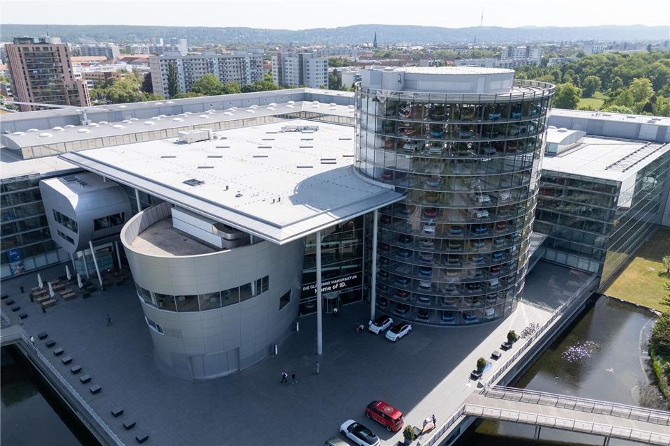 Die IG Metall und der Betriebsrat von VW haben ein Konzept für die künftige Nutzung der Gläsernen VW-Manufaktur in Dresden vorgelegt (Archivbild). Sebastian Kahnert/dpa