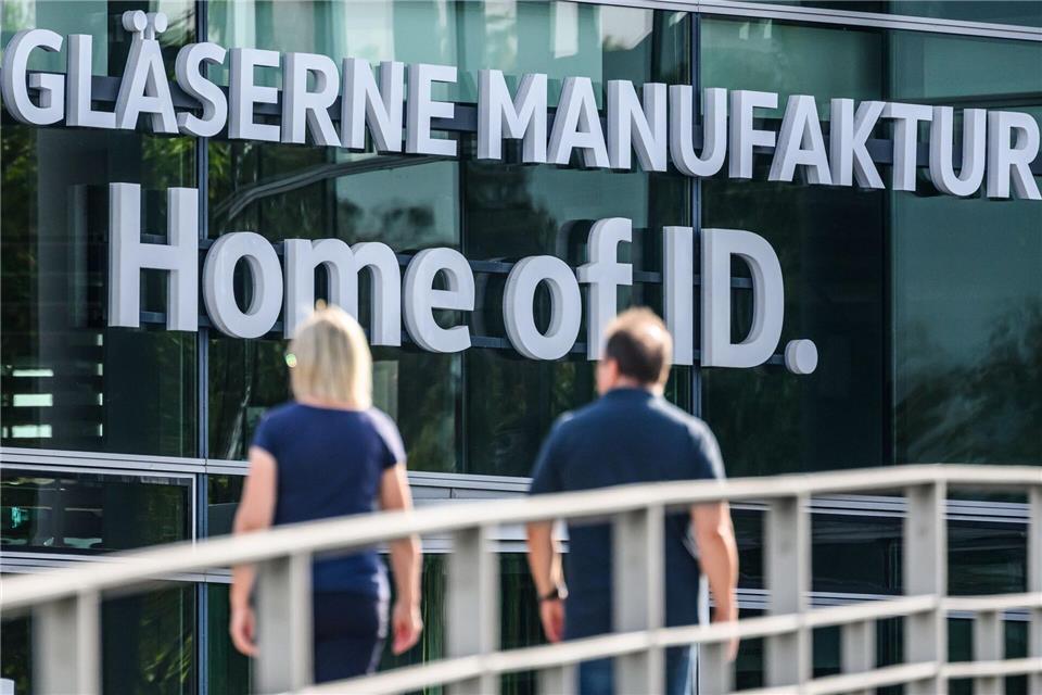 Die IG Metall und der Betriebsrat von VW haben ein Konzept für die künftige Nutzung der Gläsernen VW-Manufaktur in Dresden vorgelegt (Archivbild). Robert Michael/dpa