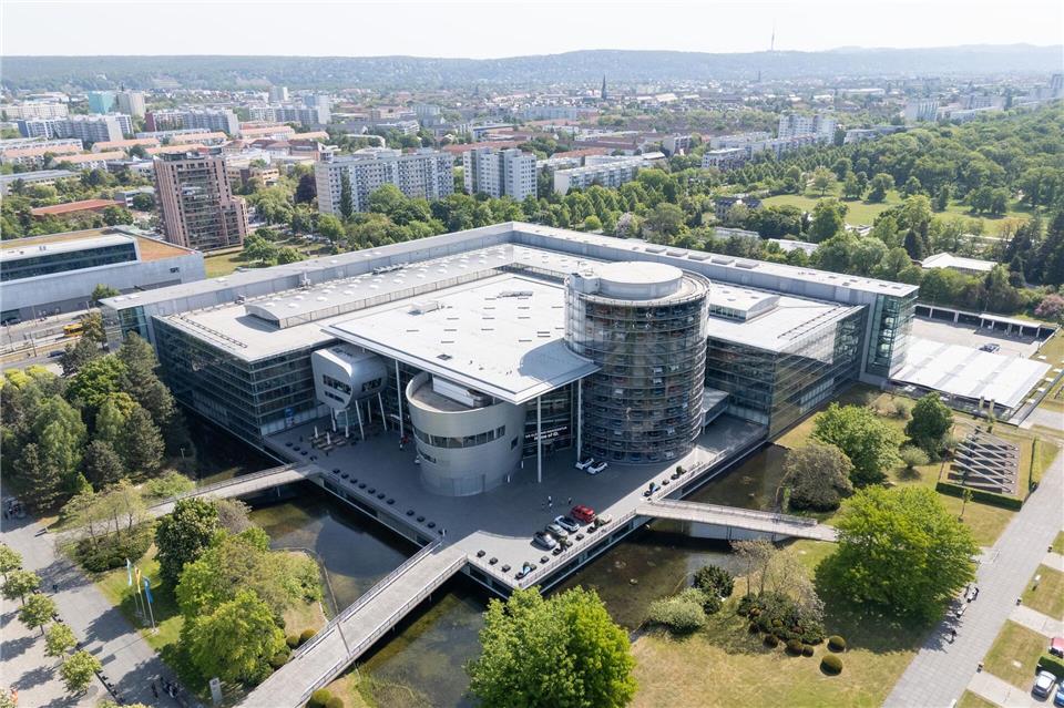 Die IG Metall und der Betriebsrat von VW haben ein Konzept für die künftige Nutzung der Gläsernen VW-Manufaktur in Dresden vorgelegt (Archivbild). Sebastian Kahnert/dpa
