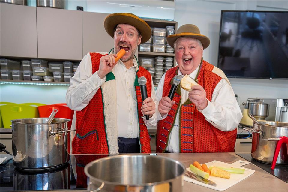Die Idee für gemeinsame Auftritte hatten der „Wildecker Herzbube“ Wolfgang Schwalm und Fernsehkoch Mirko Reeh bei gemeinsamen Telefonanten.Andreas Arnold/dpa