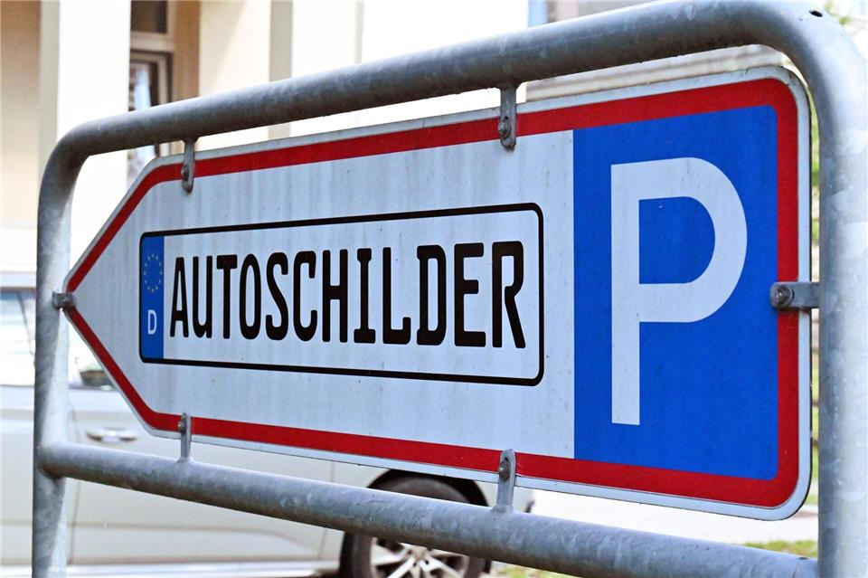 Die Idee mit den traditionellen Auto-Kennzeichen kommt an. (Archivbild)Martin Schutt/dpa