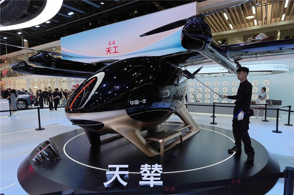 Die Idee vom Flugauto gibt es schon lange - und auch auf der Messe in Peking ist sie präsent.Ng Han Guan/AP/dpa-tmn