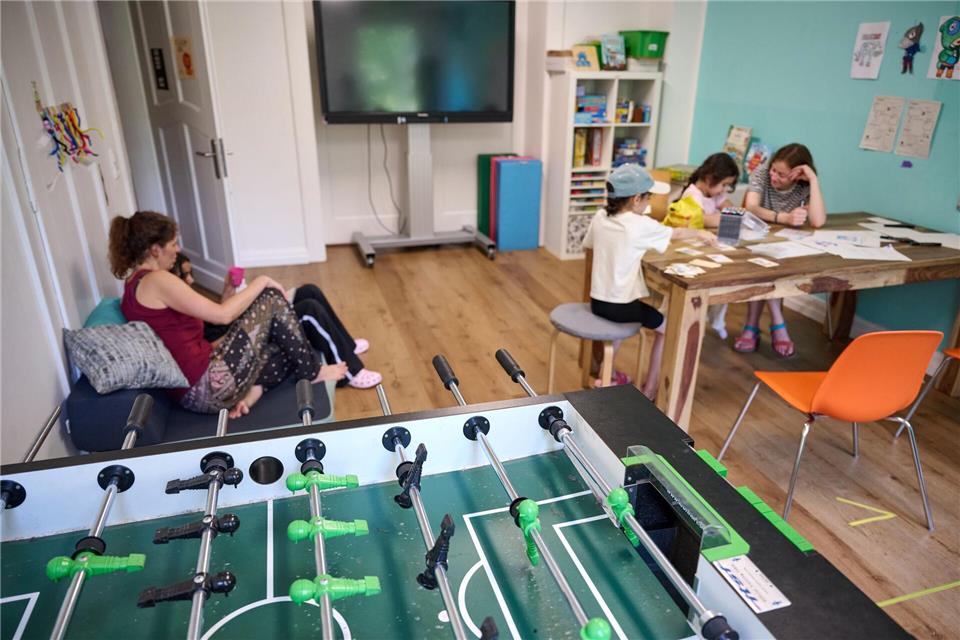 Die Idee von „Tausche Bildung für Wohnen“ macht in immer mehr Städten Schule. Bernd Thissen/dpa