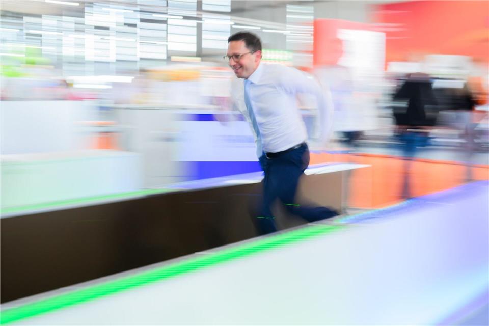 Die IdeenExpo zeige die Vielfalt möglicher Bildungs- und Berufswege auf, sagte Niedersachsens Wissenschaftsminister Falko Mohrs (SPD). (Archivbild)Julian Stratenschulte/dpa