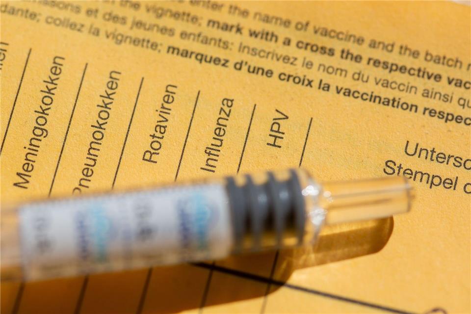 Die Impfung gegen Meningokokken der vier Untergruppen ist mit einer Kombi-Dosis möglich. (Symbolbild) Fernando Gutierrez-Juarez/dpa