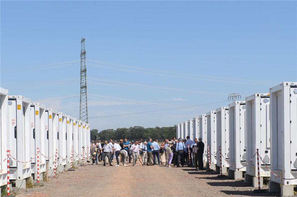 Die Inbetriebnahme der Gesamtanlage mit insgesamt 300 Megawatt ist für 2027 vorgesehen.Klaus-Dietmar Gabbert/dpa