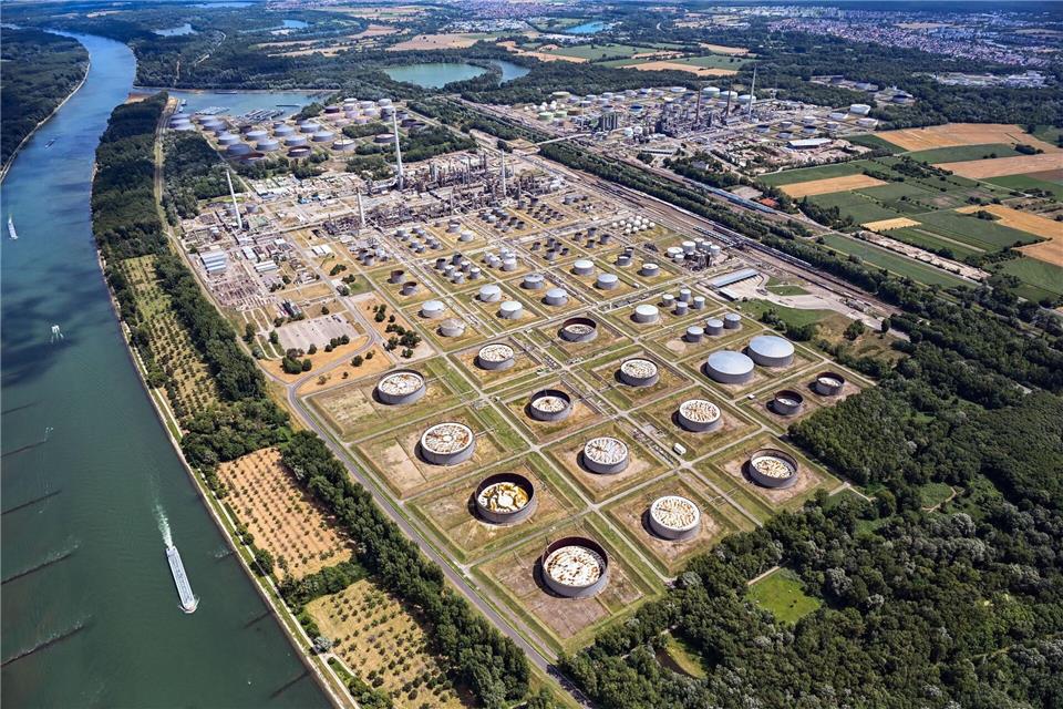 Die Industrie ist nur einer der Gründe für die Belastung des Grundwassers im Oberrheinbecken (Archivbild).Uli Deck/dpa