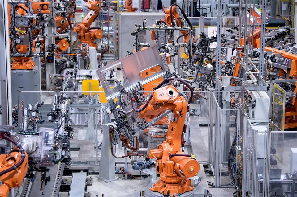 Die Industrie spielt für die bayerische Wirtschaft nach wie vor eine zentrale Rolle. (Archivbild)Sven Hoppe/dpa