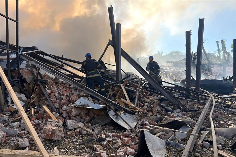 Die Industriestadt Krywyj Rih ist immer wieder Ziel russischer Drohnen- und Raketenangriffe. (Archivbild)Uncredited/Ukrainian Emergency Service/AP/dpa