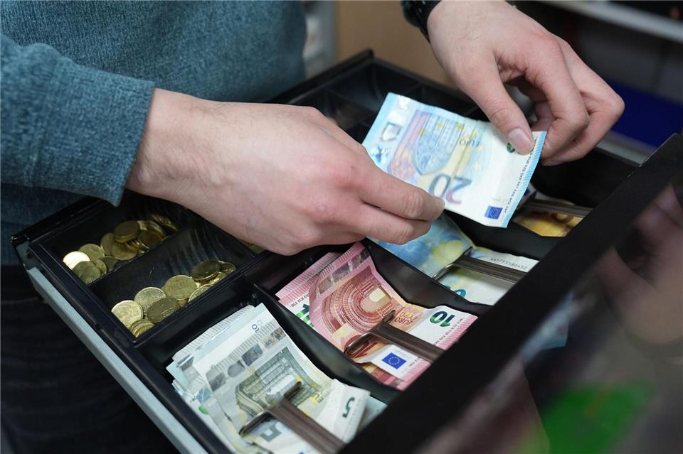 Die Inflation in Bayern ist auf den niedrigsten Wert seit Februar 2021 gefallen. (Symbolbild)Marcus Brandt/dpa