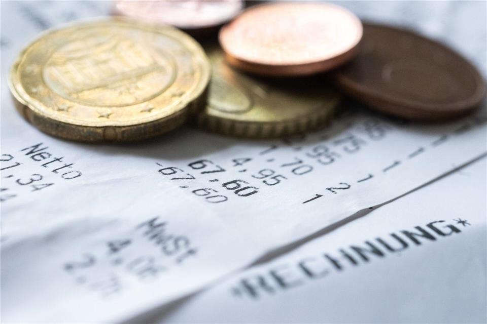 Die Inflationsrate hielt sich zuletzt über der Marke von zwei Prozent. Höhere Teuerungsraten schmälern die Kaufkraft der Menschen. (Symbolbild) Marijan Murat/dpa