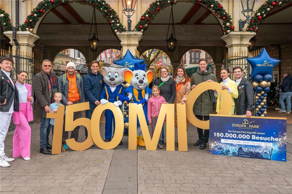 Die Inhaberfamilie Mack posiert zusammen mit der Familie für ein Erinnerungs-Foto.Europa-Park/dpa
