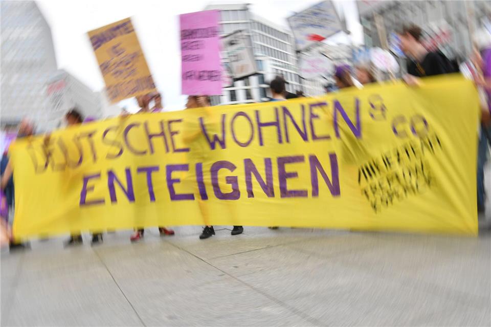 Die Initiative „Deutsche Wohnen & Co. enteignen“ fordert, den Anstieg der Mieten in Berlin zu stoppen. (Archivbild) Paul Zinken/dpa