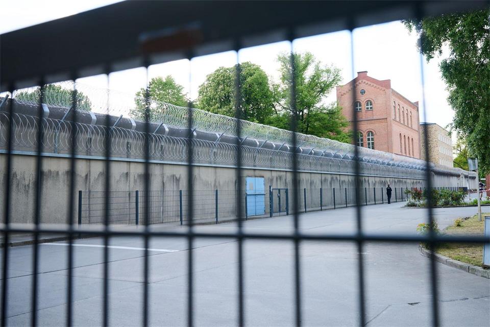 Die Initiative „Freiheitsfonds“ kauft 130 Menschen frei, die im Gefängnis ersatzweise eine Geldstrafe verbüßen, nachdem sie ohne Ticket Bus oder Bahn gefahren sind. (Archivbild) Annette Riedl/dpa