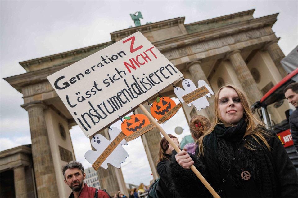 Die Initiative „Gen Z regelt“ rief zu einer Kundgebung am Brandenburger Tor in Berlin auf.Carsten Koall/dpa