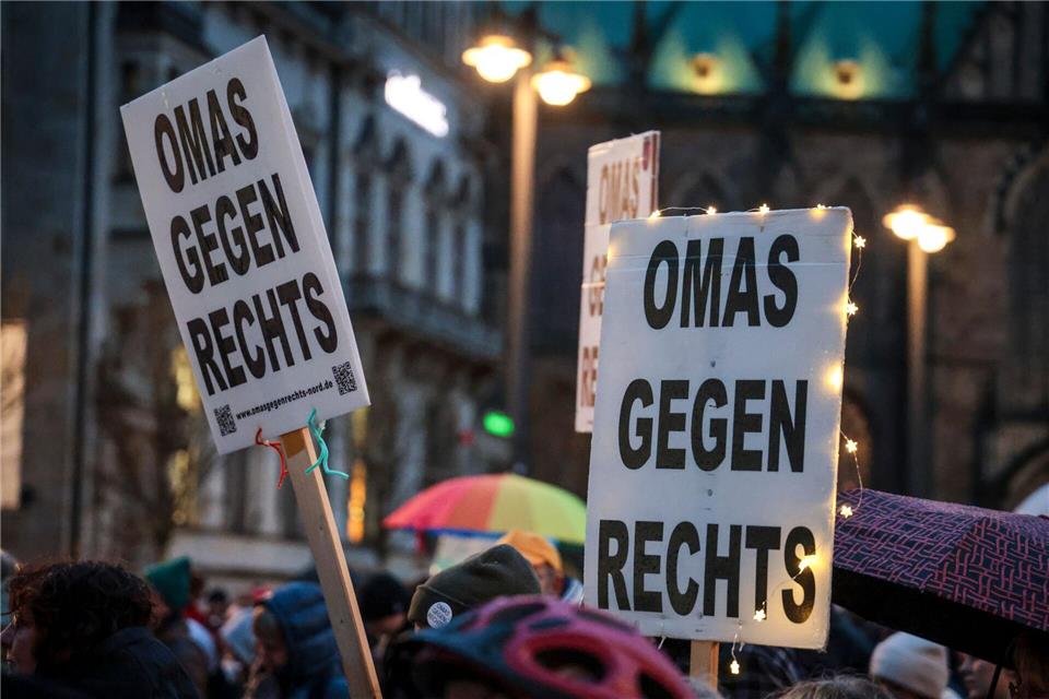 Die Initiative Omas gegen Rechts wird gleich in zwei Bundesländern geehrt - gemeinsam mit einem Musikprojekt in Dresden. (Archivbild)Focke Strangmann/dpa