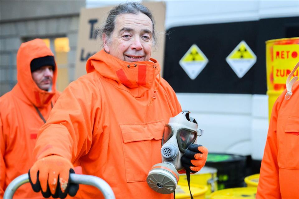 Die Initiative fordert, die Fässer bis 2028 aus Leese zu holen.Julian Stratenschulte/dpa