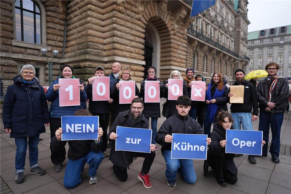 Die Initiative hat 10.000 Unterschriften gegen die Kühne-Oper gesammelt. Marcus Brandt/dpa