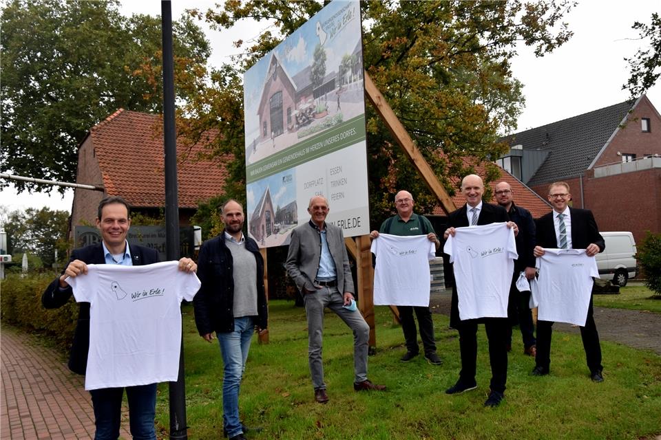 Die Initiativgruppe „Wir in Erle“ freut sich, dass das Projekt Gemeindehaus mit Gastronomie in Erle realisiert werden kann: (v.l.) Bürgermeister Andreas Grotendorst, Dirk Böckenhoff, Johannes Böckenhoff, Arno Brömmel, Ralf Steiger (Volksbank Erle), André Wachtmeister und Michael Weddeling (Volksbank Erle).