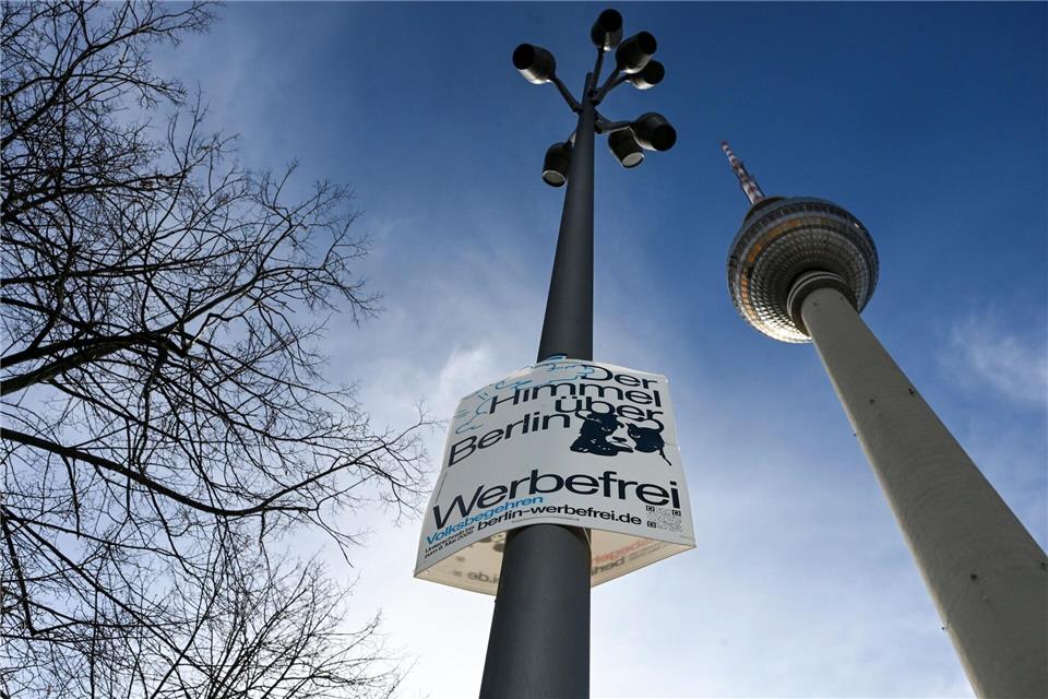 Die Initiatoren des Volksbegehrens „Berlin werbefrei“ setzen in der Sammelphase selbst auf Werbung. (Archivbild)     Jens Kalaene/dpa