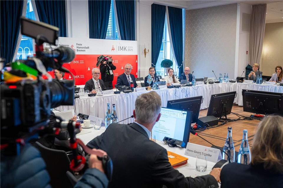 Die Innenministerkonferenz berät unter anderem über Sicherheit in Fußball-Stadien.Sina Schuldt/dpa