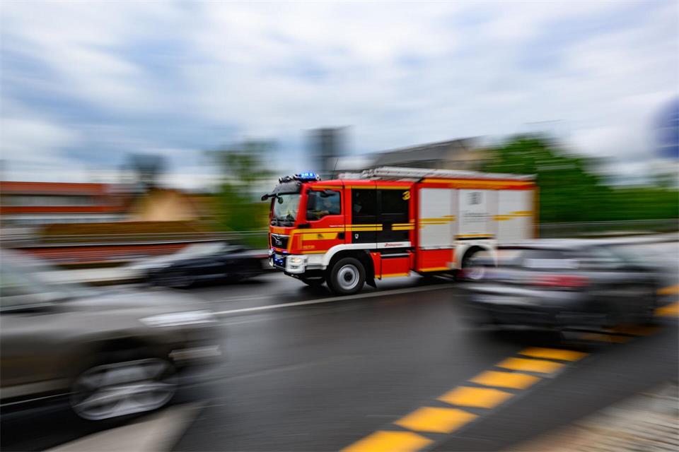 Die Insassen des Busses blieben laut Polizei unverletzt. (Symbolbild)picture alliance/dpa