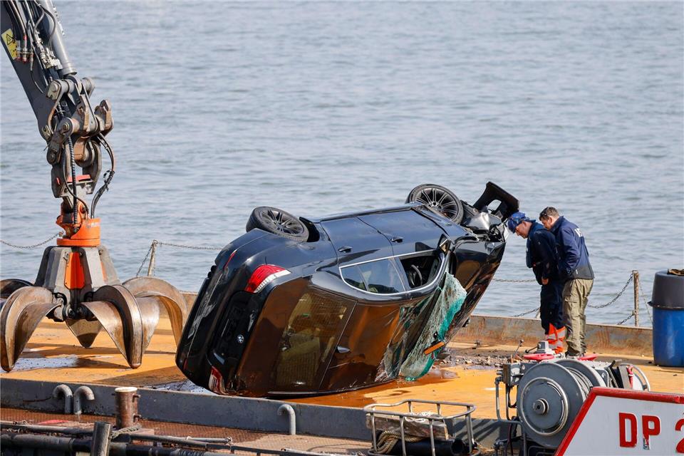 Die Insassen konnten sich beide noch aus dem sinkenden Auto befreien. Thomas Banneyer/dpa