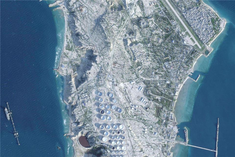 Die Insel Charg ist entscheidend für Irans Ölexporte - im Normalfall der größte Devisenbringer der Islamischen Republik. (Archivbild) Planet Labs PBC/dpa